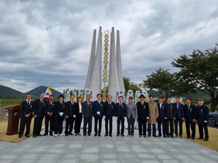 10월21일 영천시 임고강변공원 내 민간인 희생자 위령탑 앞에서 열린 '제14회 한국전쟁 전후 영천 민간인 희생자 합동위령제'가 끝난 뒤 참석자들이 기념촬영을 하고 있다. 왼쪽서 8번째가 국민의힘 이만희 의원, 9번째가 김만덕 영천유족회장. 김만덕 회장 제공