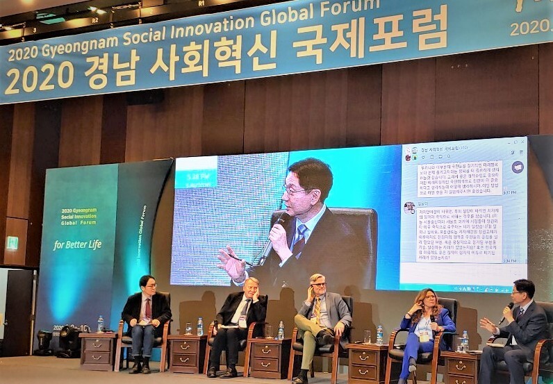 경남도는 9일 창원컨벤션센터에서 ‘2020 경남 사회혁신 국제포럼’을 열었다. 사진 왼쪽부터 이원재 랩2050 대표, 일마 리팔루 전 스웨덴 말뫼 시장, 사무엘 아담스 전 미국 포틀랜드 시장, 고초네 사가르뒤 스페인 빌바오 부시장, 김경수 경남도지사.