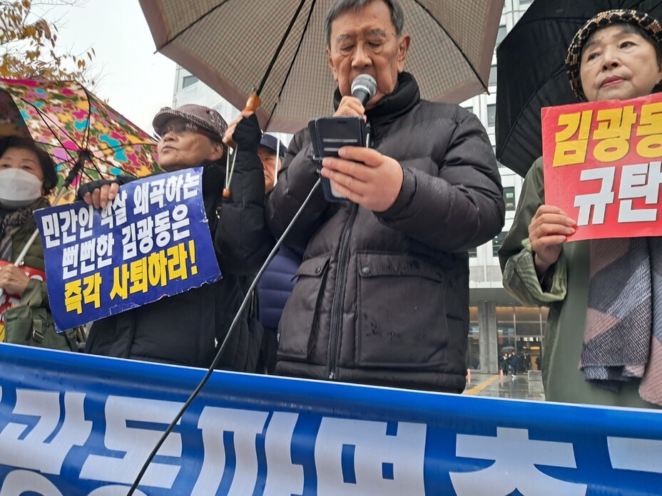 16일 오전 한국전쟁전후민간인피학살자유족회 회원들이 서울 중구 진실·화해를위한과거사정리위원회(진실화해위) 앞에서 집회를 열고 있다. 이들은 6개월째 벌여온 1인시위를 잠시 접고 관련법 개정안 통과에 힘쓰겠다고 밝혔다. 고경태 기자