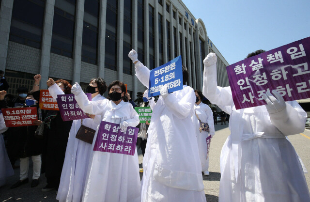 전두환씨가 법정에 출석한 지난 4월27일 광주광역시 동구 지산동 광주지방법원 앞에서 5·18 민주화운동 유가족이 전두환 구속을 외치고 있다. &lt;한겨레&gt;자료사진