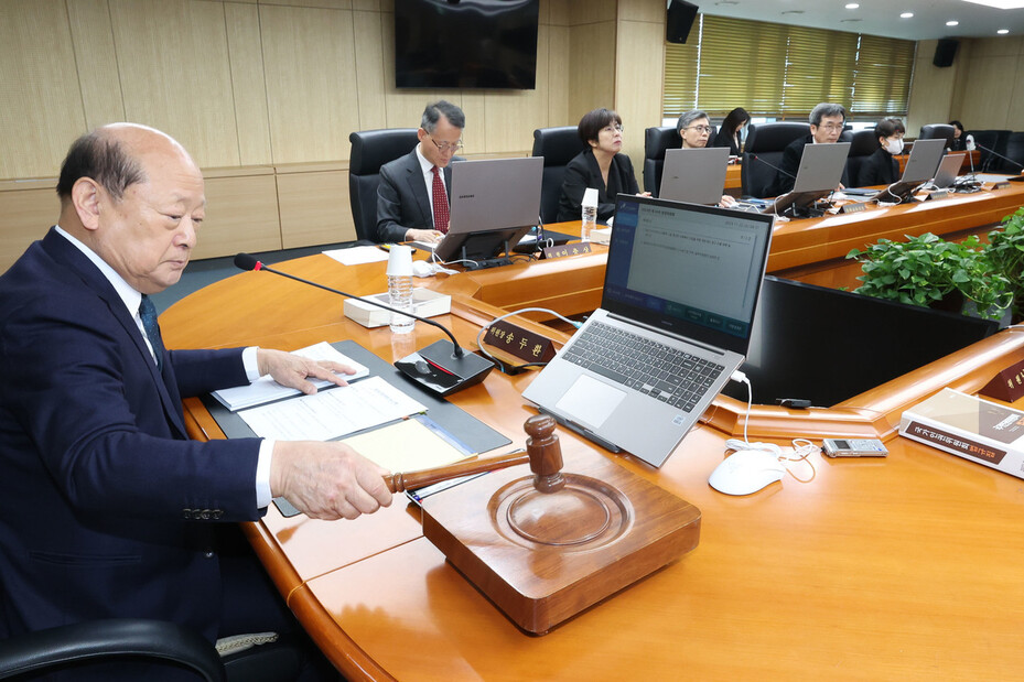 22일 오전 열린 국가인권위원회 제34차 상임위원회에서 송두환 위원장이 회의 시작을 알리는 의사봉을 두드리고 있다. 송 위원장 오른쪽으로는 이충상 상임위원과 박진 사무총장. 백소아 기자 thanks@hani.co.kr