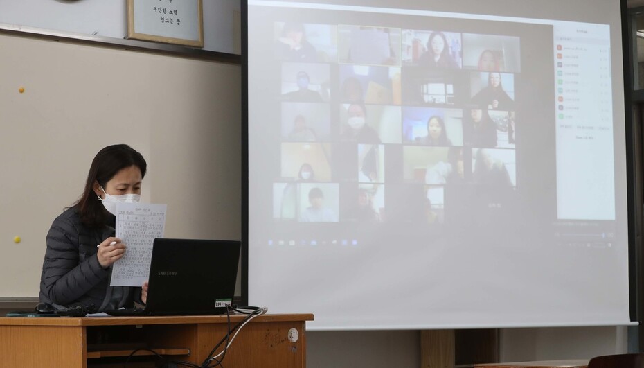 서울 시내 한 고등학교에서 선생님이 온라인 수업을 하고 있다. 박종식 기자 anaki@hani.co.kr