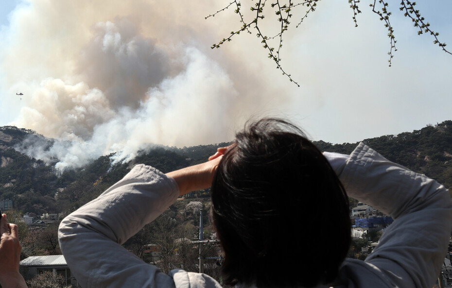 2일 오후 서울 종로구 인왕산에서 산불이 발생, 등산객들이 안타깝게 화재 현장을 바라보고 있다. 연합뉴스