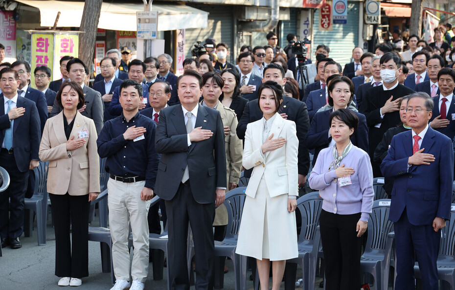 윤석열 대통령 부부가 1일 대구 서문시장 인근에서 열린 ‘서문시장 100주년 기념식’에서 국기에 경례하고 있다. 연합뉴스