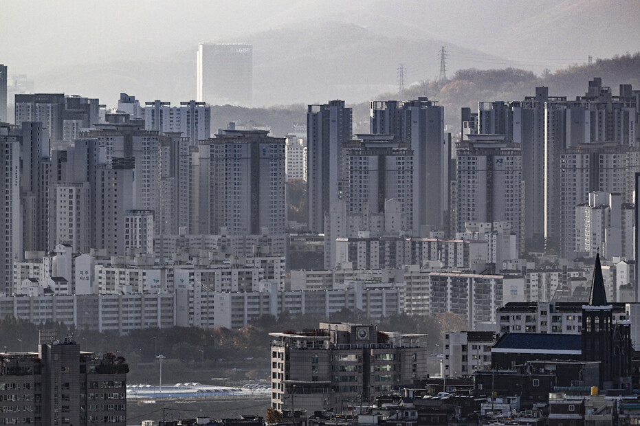 비수도권 지역에서 1세대 1주택 종합부동산세(종부세) 과세대상이 되는 주택은 매우 적은 것으로 집계됐다. 사진은 서울 중구 남산에서 바라본 서초구 일대의 모습. 연합뉴스