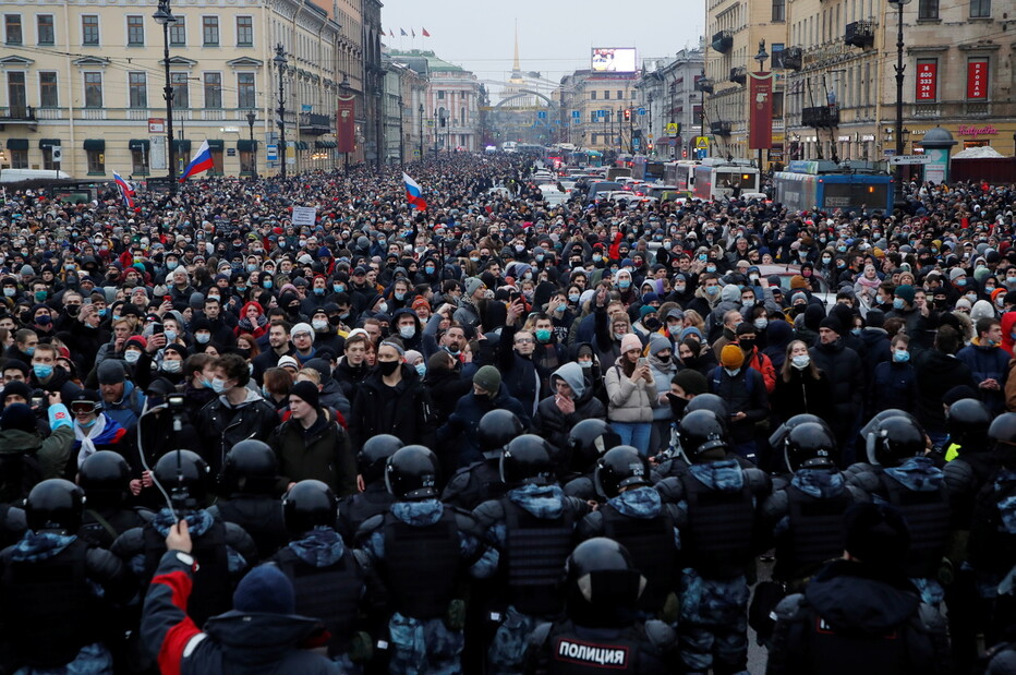 23일 러시아 제2의 도시 상트페테르부르크에서 나발니 석방 촉구 시위에 참여한 시민들이 경찰과 대치하고 있다. 상트페테르부르크/로이터 연합뉴스