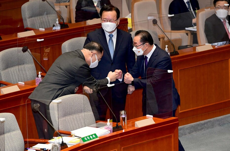 김부겸 국무총리(가운데)와 홍남기 경제부총리(왼쪽), 이종배 국회 예산결산특별위원회 위원장이 7일 오전 국회에서 열린 예결위 전체회의에 앞서 인사를 나누고 있다. 공동취재사진