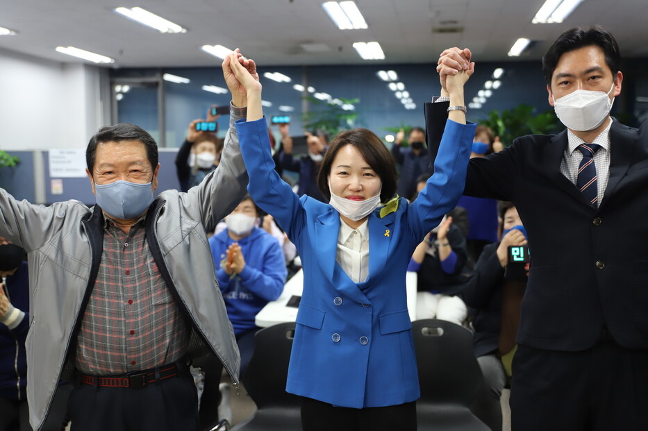 21대 총선 경기 고양병(일산동구) 선거구에서 당선된 더불어민주당 홍정민(오른쪽) 당선인이 16일 오전 당선이 확정된 뒤 축하를 받고 있다. 홍정민 당선인 캠프 제공