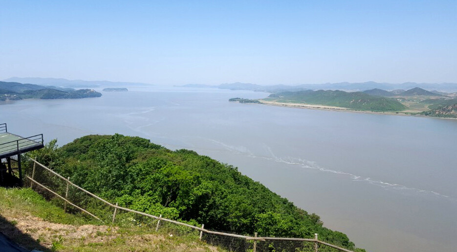 경기도 김포시 애기봉전망대에서 바라본 조강 물줄기와 강 건너편 북한 개풍군 모습.