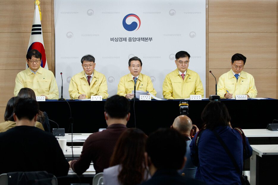 윤면식 한은 부총재(왼쪽부터 두번째)와 김용범 기획재정부 차관(세번째), 손병두 금융위 부위원장(네번째) 등이 20일 오전 정부서울청사에서 회사채·CP 매입기구 설립 등의 방안을 발표하고 있다. 사진 금융위 제공