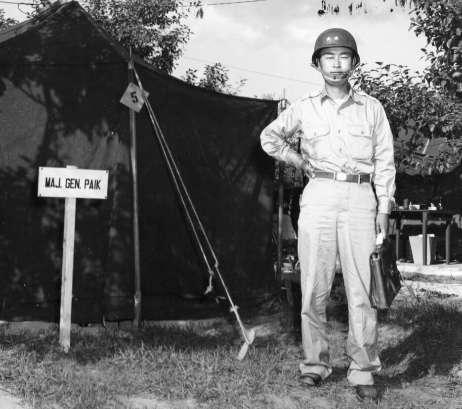 한국전쟁 당시인 1951년 8월, 자신의 막사 앞에서 포즈를 잡은 백선엽 육군소장. &lt;한겨레&gt; 자료사진