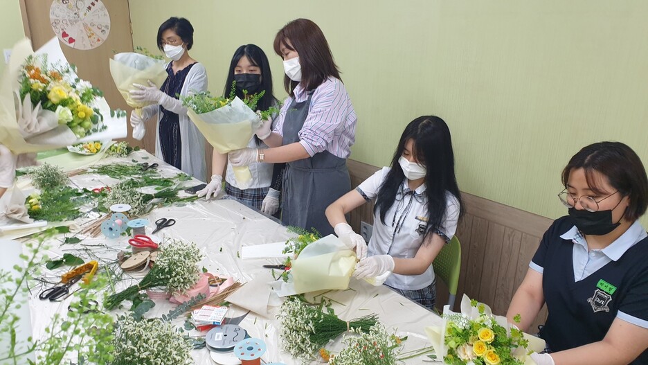 플로리스트를 초청해 꽃다발 만들기를 배우고 있는 세그루패션디자인고등학교 학생들.