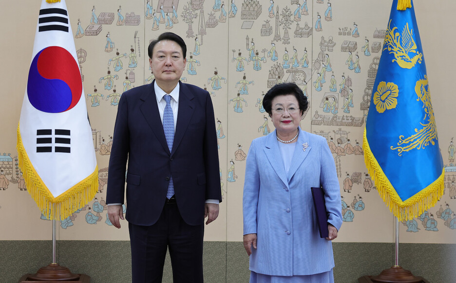 윤석열 대통령이 9월27일 서울 용산 대통령실 청사에서 이배용 국가교육위원회 위원장에게 임명장을 수여한 뒤 기념촬영 하고 있다. 대통령실사진기자단