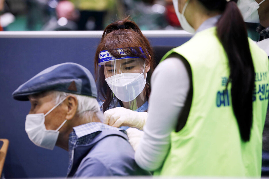 ‘국제 간호사의 날’인 12일 오후 광주 북구 코로나19 백신 예방접종센터에서 보건소 의료진이 화이자 백신 2차 접종을 하고 있다. 연합뉴스