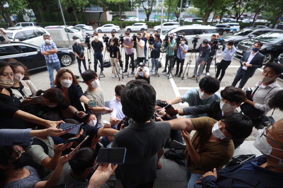 1일 오후 박순애 사회부총리 겸 교육부장관의 초등학교 입학연령 하향 질의응답이 열린 서울 영등포구 한국교육시설안전원 앞이 취재진으로 붐비고 있다. 연합뉴스