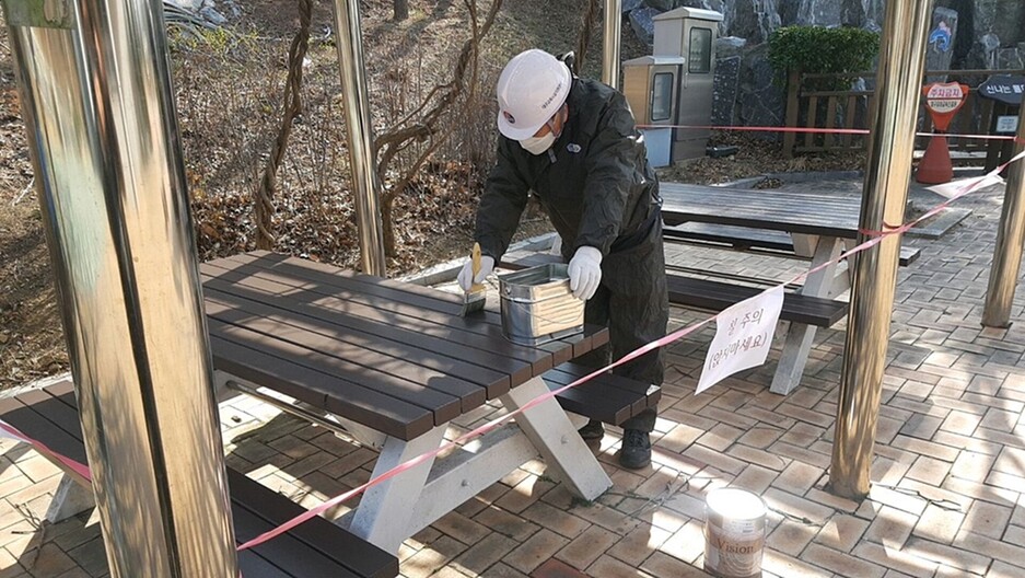 대구시내 유치원과 초중고 개학이 23일로 늦춰지면서 못쓰는 학교시설에 대한 수리가 한창이다. 대구교육청 제공