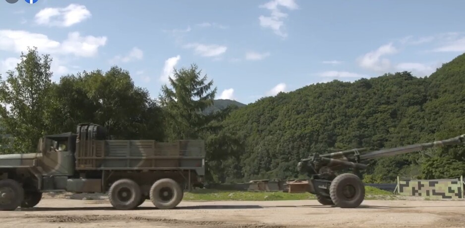 국군 트럭이 155mm 견인포를 끌고 가고 있다. 육군 페이스북 동영상 갈무리