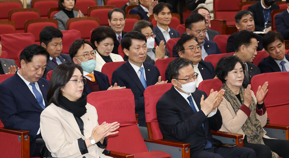 13일 오전 서울 여의도 국회 의원회관에서 초당적 정치개혁 의원모임 주최로 열린 ‘시민단체 초청, 정치개혁 국민과 함께’ 토론회에서 여야 의원들이 박수치고 있다. 연합뉴스