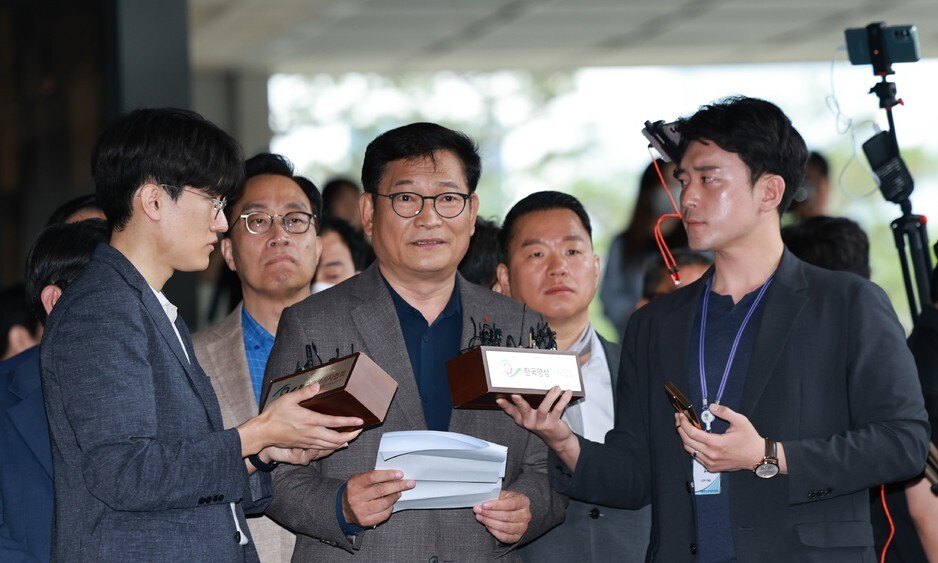 더불어민주당 2021년 전당대회 ‘돈봉투 의혹’과 관련해 송영길 전 민주당 대표가 7일 서울 서초동 서울중앙지방검찰청에 자진 출석해 입장을 밝히고 있다. 연합뉴스