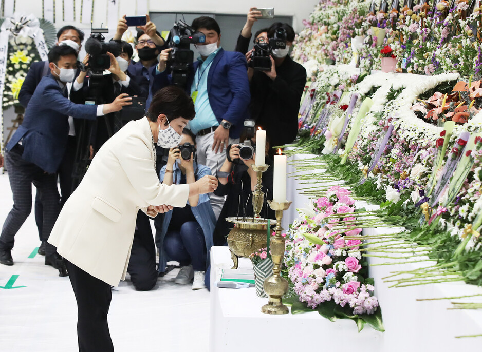 더불어민주당 노동현장 대형 안전사고 방지 대책 특별위원회 전혜숙 위원장이 12일 오전 서희청소년문화센터에 마련된 이천 화재 참사 합동분향소에서 분향하고 있다. 연합뉴스