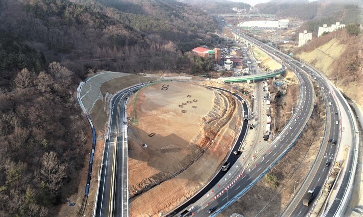 국도5호선 건설공사 도중 발굴된 경남 창원시 마산합포구 현동 가야유적지(사진 가운데 빈터). 창원시는 유적 일부를 복원하고 현장에 유물전시관을 세울 계획이다. 경남도 제공