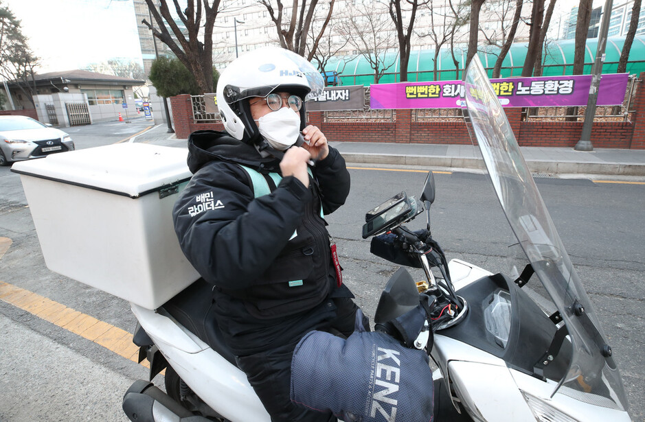 지난 7일 서울 구로구의 한 카페 앞에서 배달기사 김정훈(40)씨가 배달을 준비하고 있다. 백소아 기자 thanks@hani.co.kr