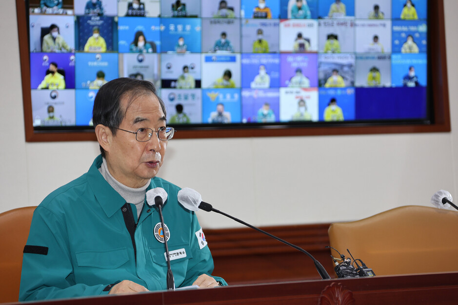 한덕수 국무총리가 9일 정부서울청사에서 열린 ‘화물연대 집단운송 거부’ 관계장관회의 및 코로나19 중대본 회의를 주재하고 있다. 연합뉴스