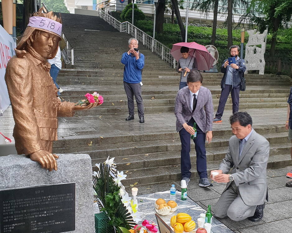 24일 광주광역시 남구 광주공원에서 5·18시민군 김군 동상 제막식이 열려 5·18민주화운동에 참여한 광주시민들이 제를 지내고 있다. 김용희 기자 kimyh@hani.co.kr