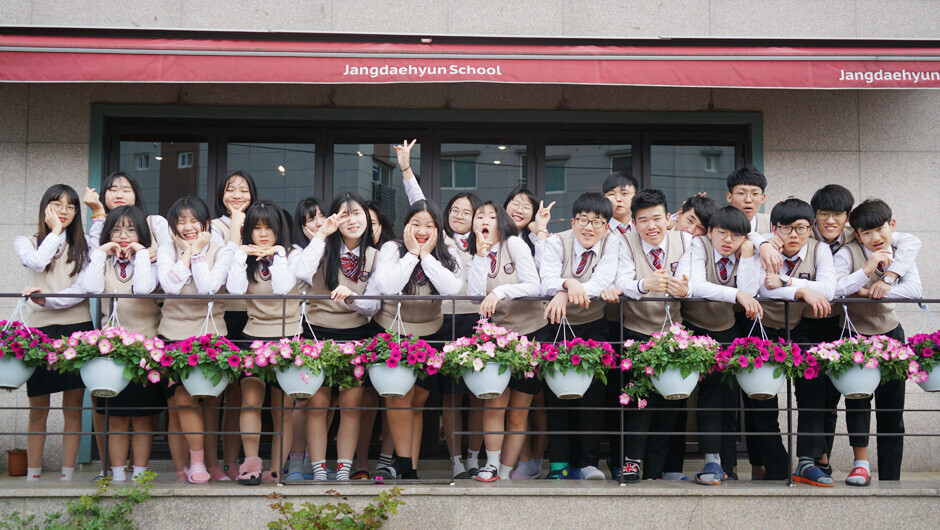 영호남 지역에서 유일한 탈북학생 대안학교인 부산 강서구 장대현학교 학생들이 한자리에 모였다. 장대현학교는 검정고시를 치르지 않고 대학 진학을 할 수 있는 정식 학교로 다음달 전환된다. 이름은 장대현중고등학교다. 장대현학교 제공