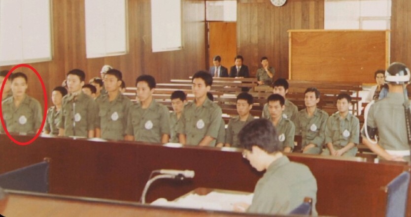 1980년 5·18 민주화운동 당시 광주와이더블유시에이(YWCA)를 지키다가 자수한 나명관(당시 20살, 원 안)씨가 군 사재판을 받고 있다. 나명관씨 제공