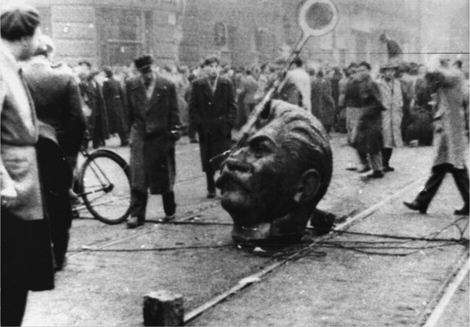 1956년 혁명 당시 부다페스트 시내에 파괴된 스탈린 동상의 모습. 책과함께 제공