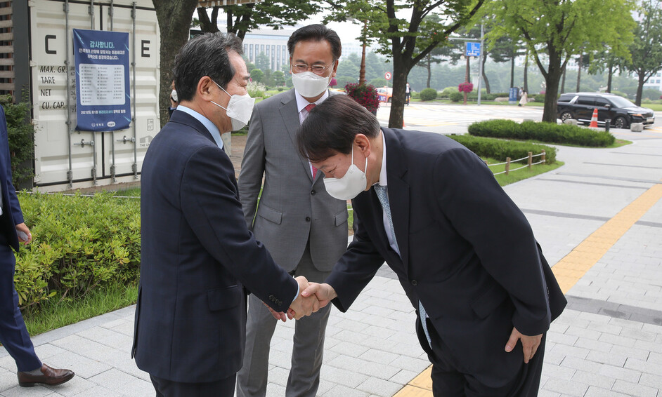 대선출마를 선언한 정세균 전 국무총리가 30일 오전 서울 여의도 국회 소통관에서 5대 도시 철도 지하화 사업 공약 발표 기자회견을 마친 뒤 소통관을 방문한 윤석열 전 검찰총장과 인사하고 있다. 가운데는 국민의힘 유상범 의원. 연합뉴스