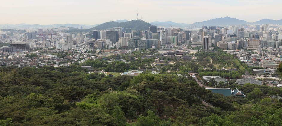 10일 오전 청와대 뒤쪽 청와대전망대에서 바라본 청와대와 광화문, 경복궁 일대 모습. 김정효 기자