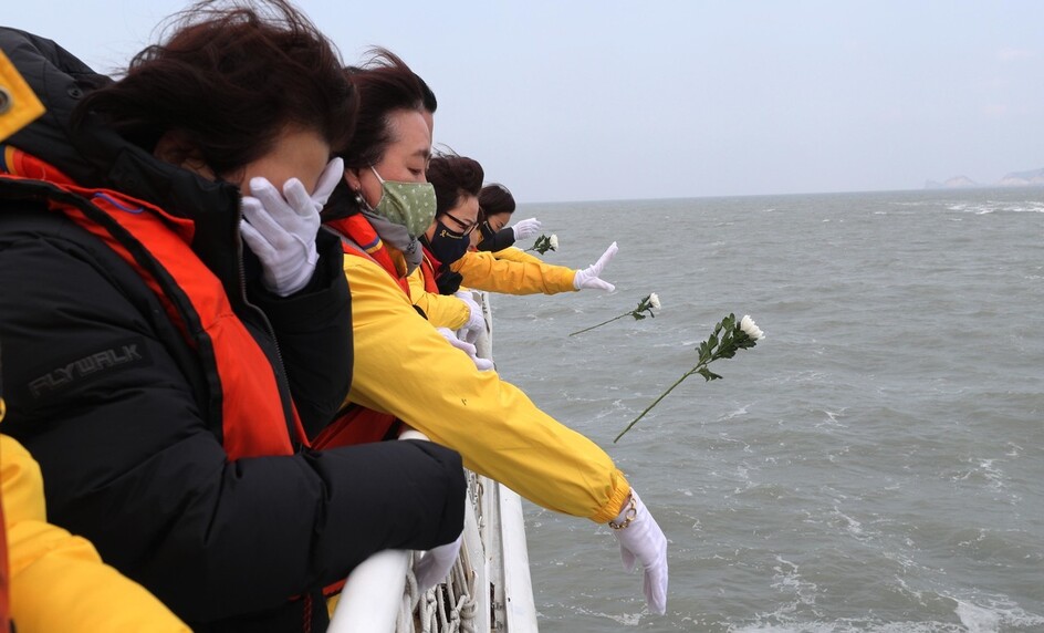 “보고싶다”,“잊지 않을께” 사고가 난 지 6년의 세월이 흘렀지만 그날의 아픔은 사라지지 않았다. 세월호 참사 6돌을 나흘 앞둔 앞둔 12일 오전 세월호가 침몰됐던 전남 진도군 관매도 인근 앞바다에서 열린 선상추모식에서 유가족들이 눈물을 흘리면서 바다를 향해 국화꽃을 던지고 있다. 진도/ 김봉규 선임기자 bong9@hani.co.kr