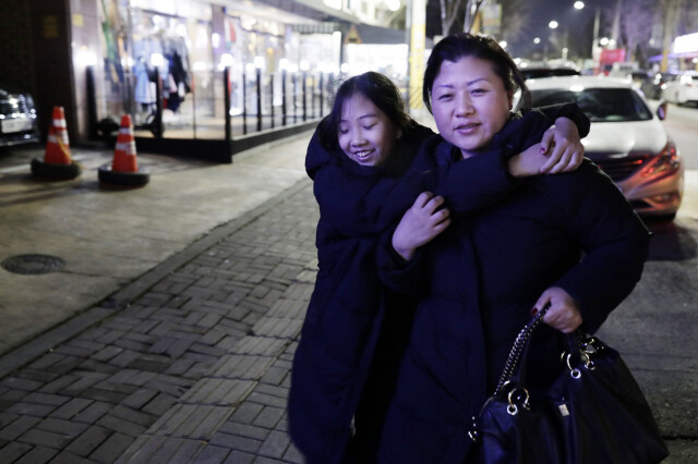 김베로니카(왼쪽)가 12월26일 저녁 경기 안산시 단원구 선부동 거리에서 퇴근하는 어머니 남안젤리카를 반갑게 안고 있다. 안산/김명진 기자 littleprince@hani.co.kr
