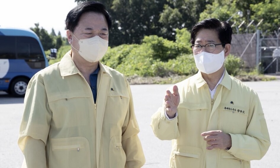 지난달 30일 충남 서산 공군 비행장을 찾은 김두관 더불어민주당 의원(왼쪽)과 양승조 충남지사. 유튜브 ‘김두관TV’ 갈무리