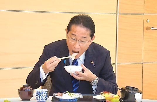 8월30일 후쿠시마산 수산물 등이 차려진 점심을 먹는 기시다 후미오 일본 총리. 총리 관저 페이스북 갈무리
