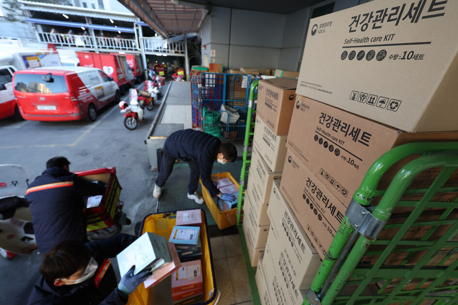 22일 동작우체국에서 직원들이 코로나19 재택치료자에게 전달되는 재택치료키트 발송 과정을 시연하고 있다. 재택치료키트에는 해열제, 체온계, 산소포화도측정기, 세척용소독제 등이 들어있다. 60세 이상, 먹는 치료제 투약 대상자 등 집중관리군이 지급 대상이다. 연합뉴스