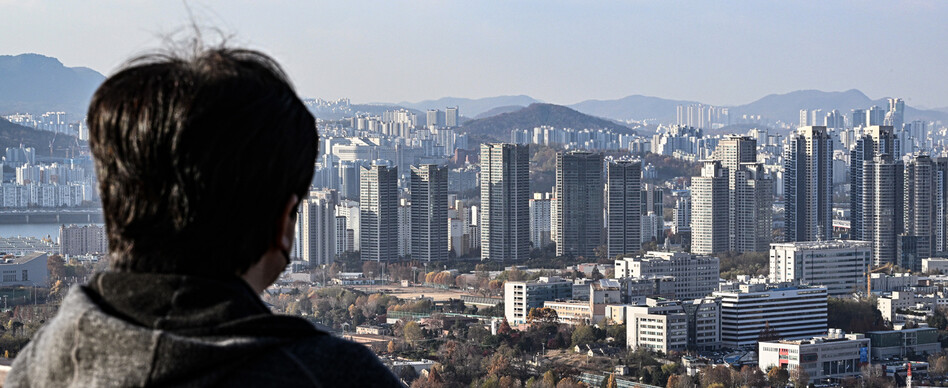 집값 폭등과 종합부동산세율 인상 등의 영향으로 올해 주택분 종합부동산세의 부과 대상자와 세액이 큰 폭으로 증가했다. 사진은 서울 중구 남산에서 바라본 용산구와 서초구 일대 아파트 모습. 연합뉴스