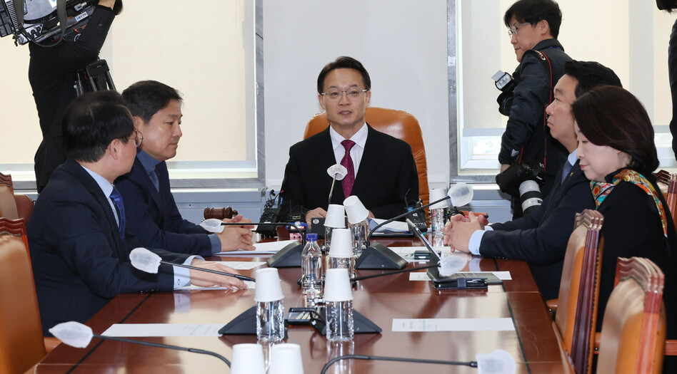 17일 오전 국회에서 열린 정치개혁특별위원회 정치관계법개선소위원회에서 조해진 위원장이 회의를 주재하고 있다. 왼쪽부터 허영·김영배 더불어민주당 의원, 조해진 위원장, 정희용 국민의힘 의원, 심상정 정의당 의원. 연합뉴스