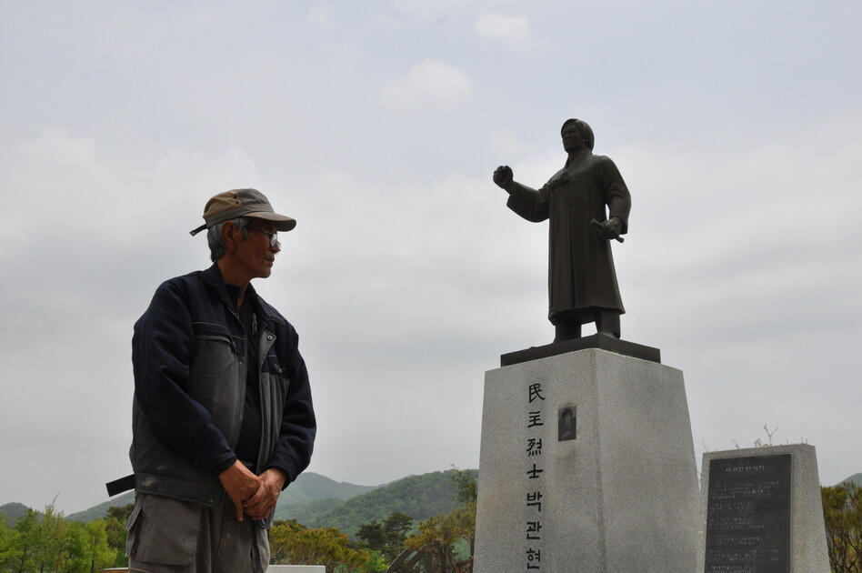 20사단 60연대 소속으로 1980년 5월 광주에 왔던 육군 일병 정현수씨가 8일 전남 영광의 박관현 열사 동상을 찾아 추모하고 있다. 안관옥 기자