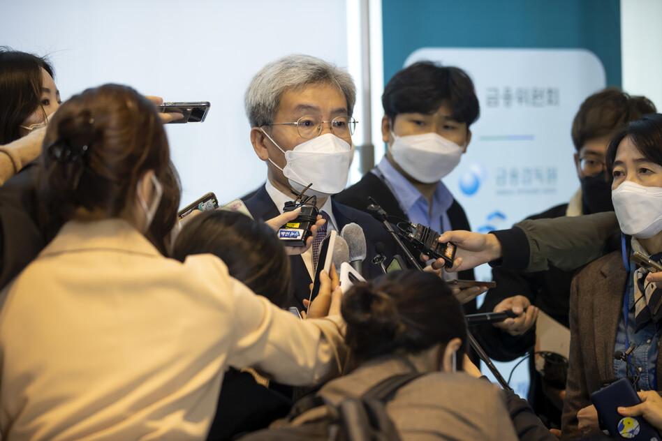 26일 오전 서울 명동 포스트타워에서 열린 ‘제6회 금융의 날’ 기념식이 끝난 뒤 고승범 금융위원장이 기자들의 ‘가계부채 관리 강화 방안’ 관련 질문에 답하고 있다. 연합뉴스