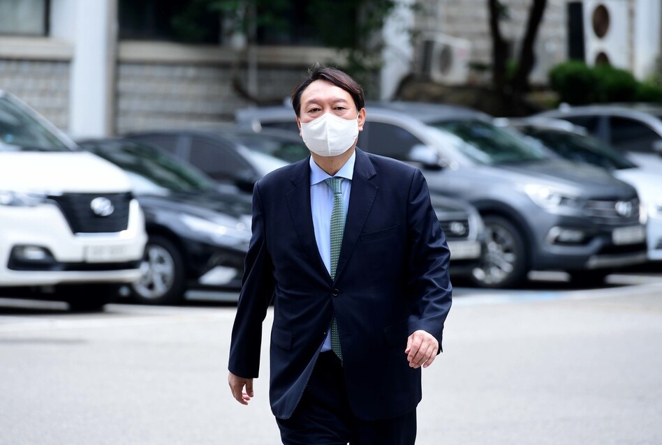 윤석열 전 검찰총장이 5일 오후 문재인 정부의 탈원전 정책에 대한 비판을 주도해 온 주한규 서울대 원자핵공학과 교수를 만나기 위해 공학관으로 들어서고 있다. 국회사진기자단