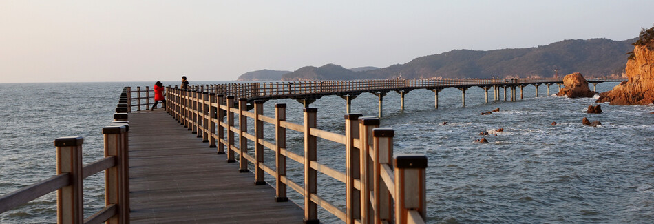 지난 9일 오후 5시께 인천 ‘무의도 해상관광 탐방로’ 아래로 바닷물이 차올랐다. 김선식 기자