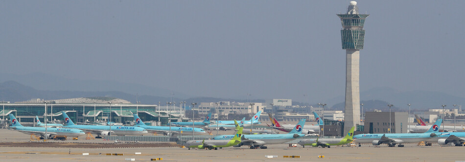 국내 코로나19 확진자가 증가하고 있는 가운데 지난 2일 오전 인천국제공항 계류장에 평소보다 많은 항공기들이 세워져 있다. 코로나19가 확산하면서 한국에서 출발한 이들의 입국을 금지하거나 입국 절차를 강화해 시행하는 나라가 늘고 국외 여행객이 감소하면서 항공기 운항 취소가 이어지고 있다. 인천공항/김정효 기자 hyopd@hani.co.kr