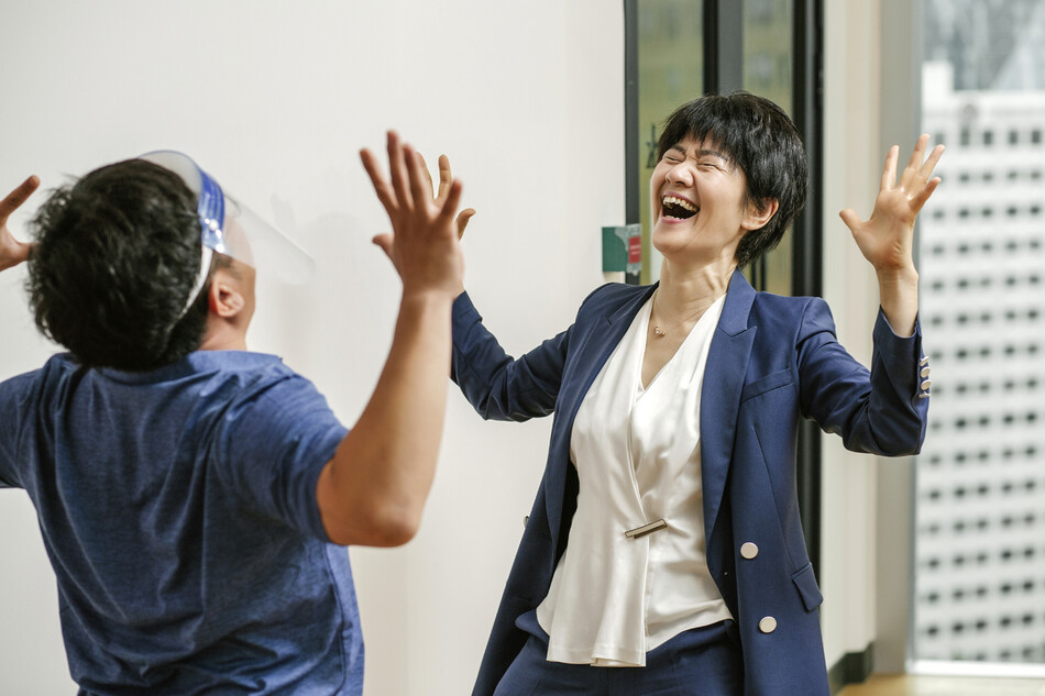 지난달 27일 서울 종로구 사무실에서 이임선 ‘웃으리(Lee)’ 대표가 김선식 기자에게 ‘사자 웃음’을 가르치고 있다. 사진 강현욱(스튜디오 어댑터) 제공