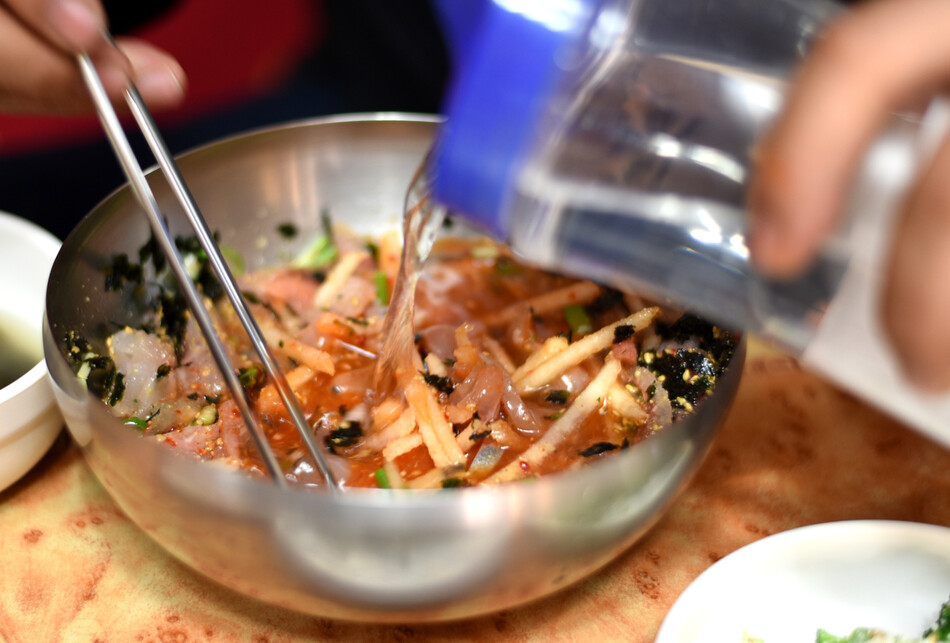 포항 북부시장 앞 ‘명천회식당’ 물회. 사진 이우석 제공