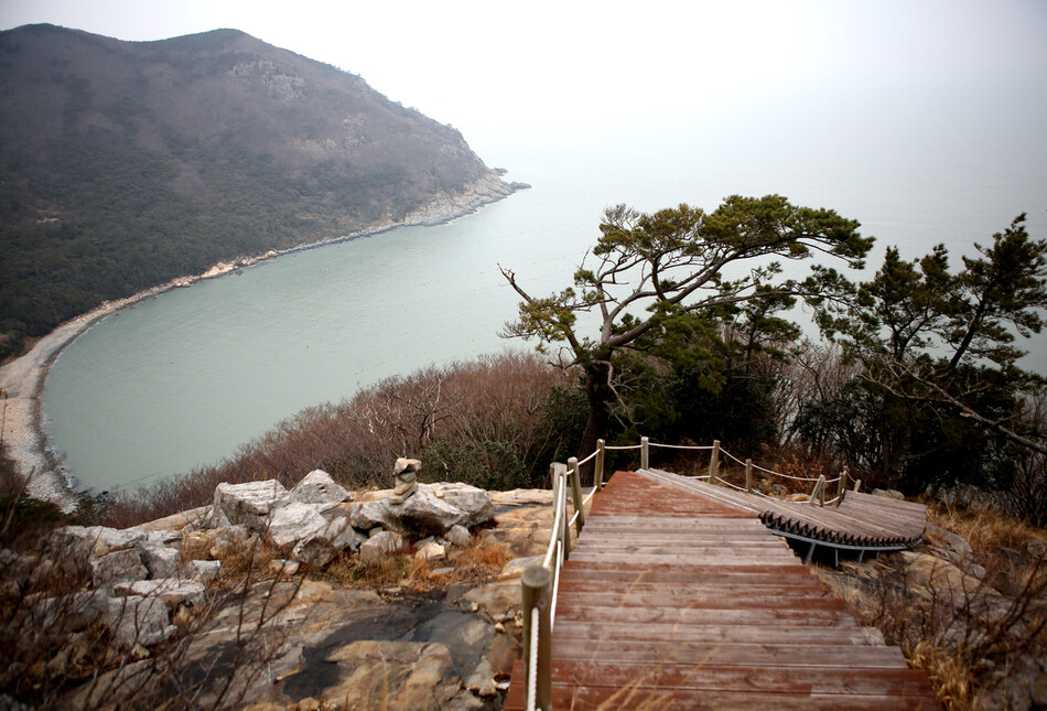 지난 11일 전남 완도군 보길면 부황리 보죽산 절벽에서 바라본 보옥 공룡알해변. 김선식 기자