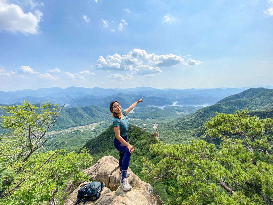 암릉(바위로 이어지는 등산로)과 호수 풍경이 황홀한 충청도 소재 금수산에 오른 김강은씨. 사진 김강은 제공