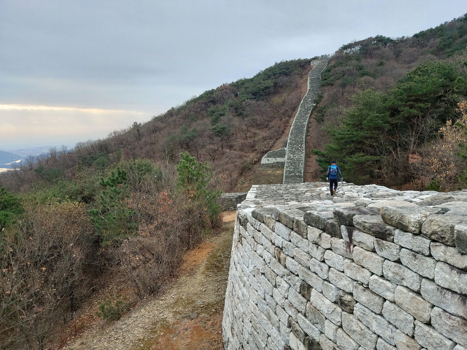 지난달 27일 전북 익산시 금마면에 있는 미륵산성 동문지 주변 성벽. 김선식 기자